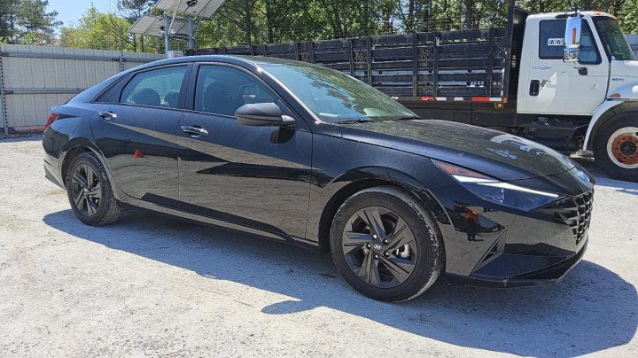 Hyundai Elantra  2021