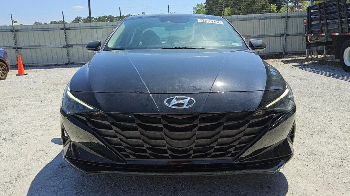Hyundai Elantra  2021