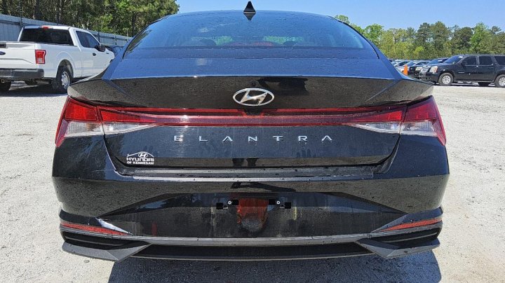 Hyundai Elantra  2021