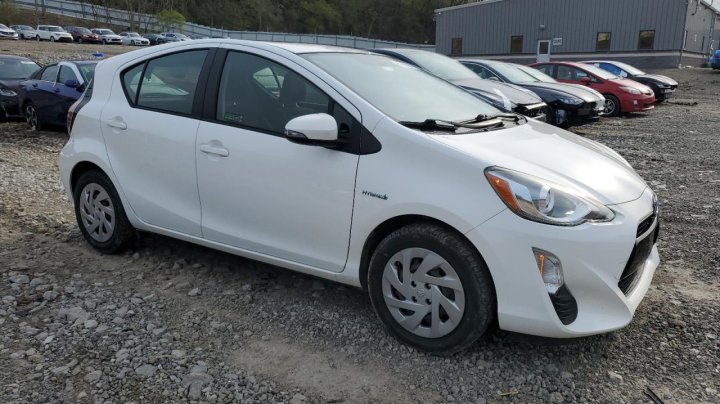 Toyota PRIUS C  2016
