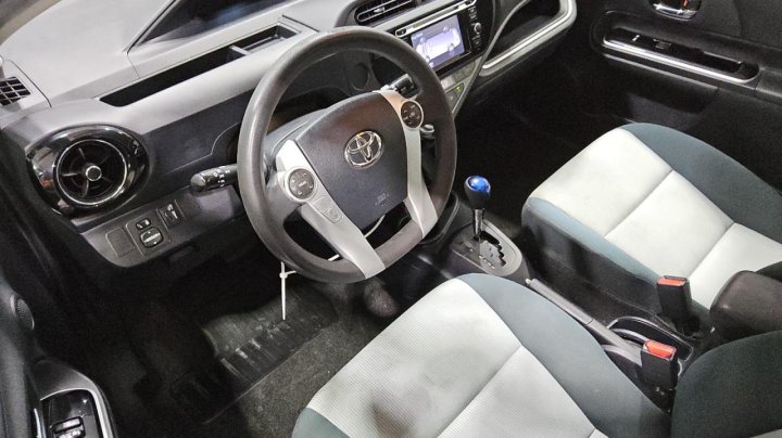 Toyota PRIUS C  2016