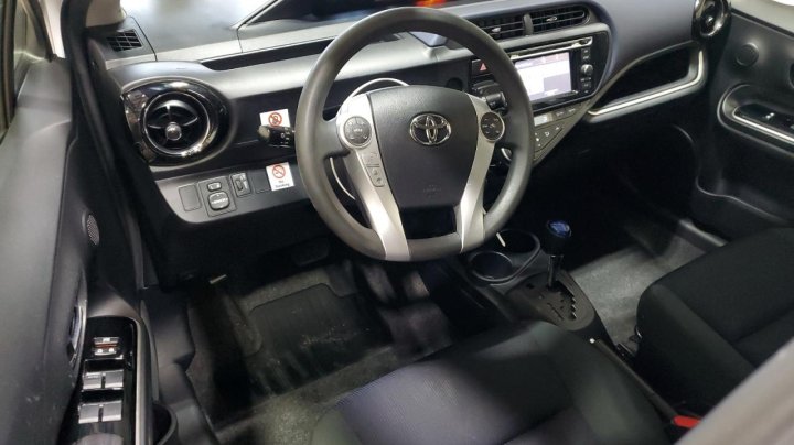Toyota PRIUS C  2016