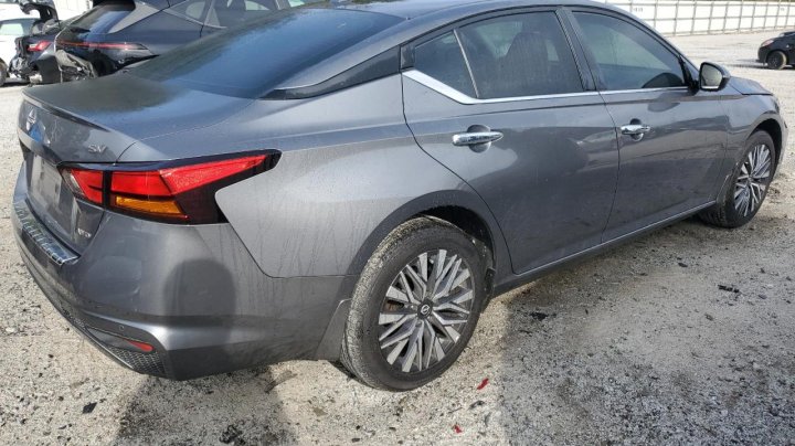 Nissan Altima SV 2023