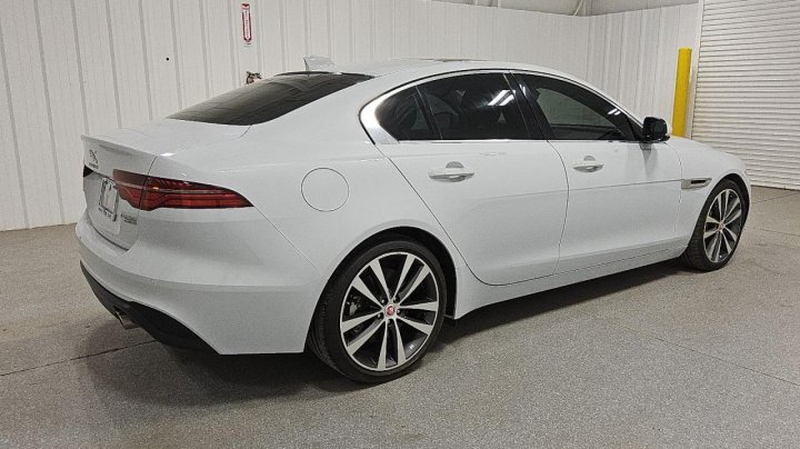 Jaguar XE  2020