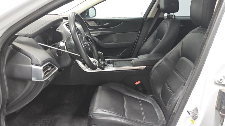 Jaguar XE  2020