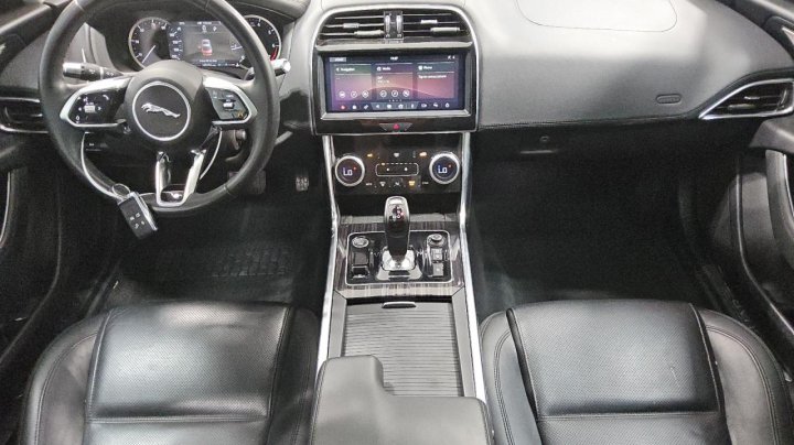 Jaguar XE  2020