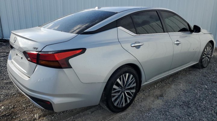 Nissan Altima  2023