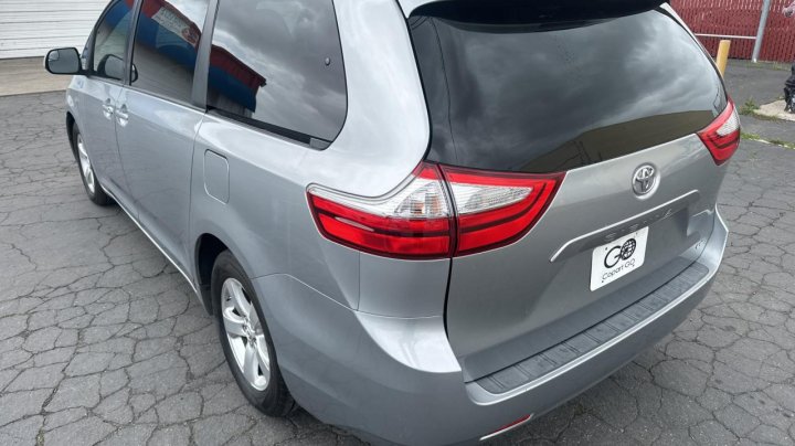 Toyota SIENNA LE 2015