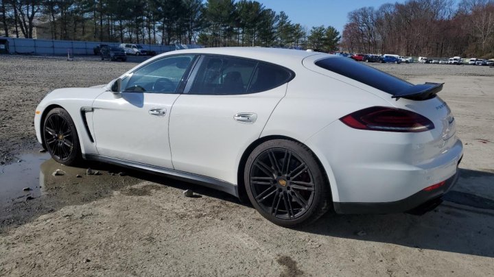 Porsche Panamera GTS 2016