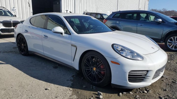 Porsche Panamera GTS 2016