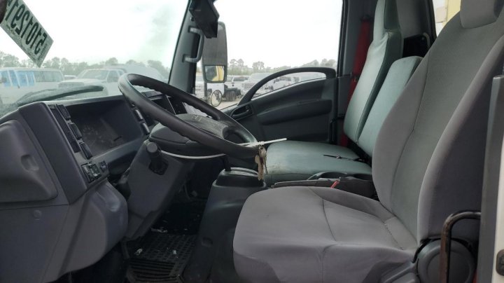 Isuzu NPR  2017