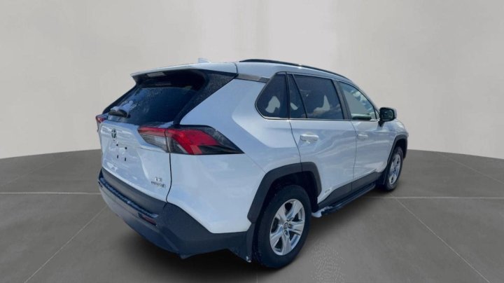 Toyota RAV4 LE 2021