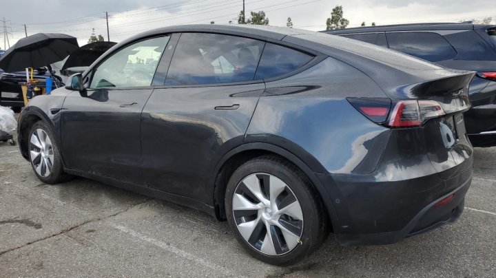 Tesla Model Y  2024