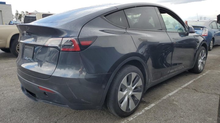 Tesla Model Y  2024