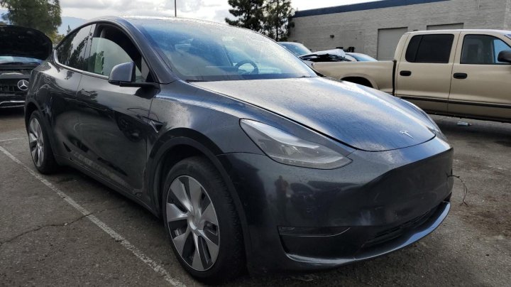 Tesla Model Y  2024