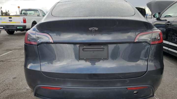 Tesla Model Y  2024