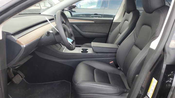 Tesla Model Y  2024