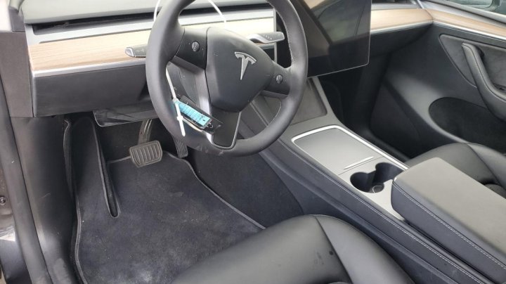 Tesla Model Y  2024