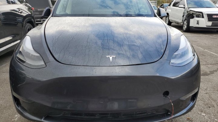 Tesla Model Y  2024