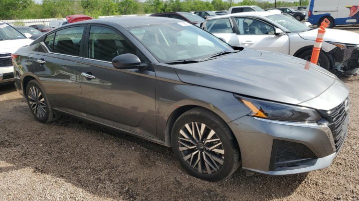 Nissan Altima SV 2025