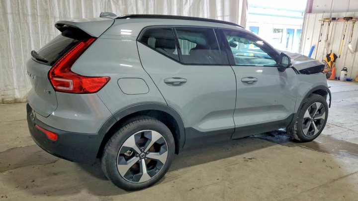 Volvo XC40  2026