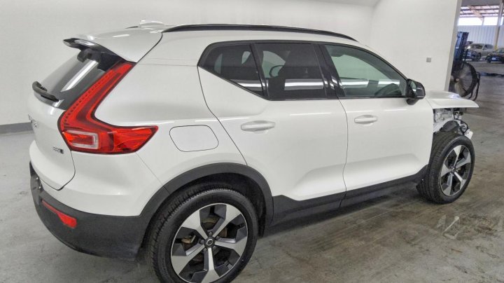 Volvo XC40  2024