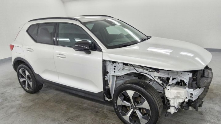 Volvo XC40  2024