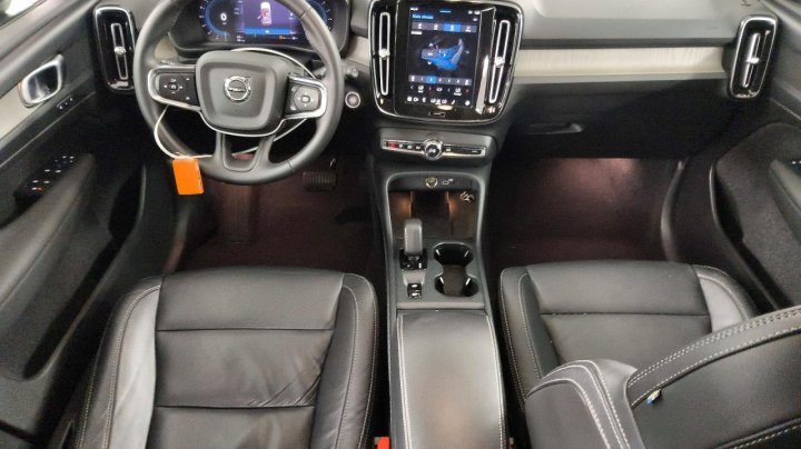 Volvo XC40  2024