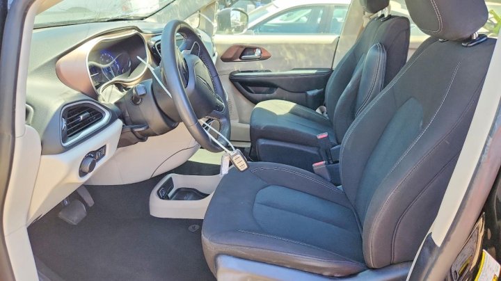 CHRYSLER VOYAGER  2023