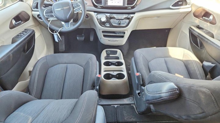 CHRYSLER VOYAGER  2023
