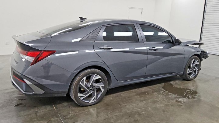 Hyundai Elantra  2025