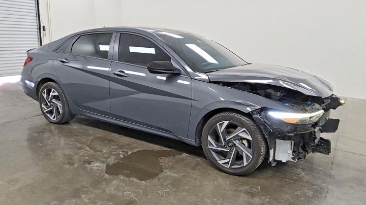 Hyundai Elantra  2025