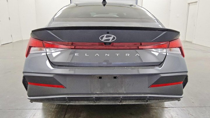 Hyundai Elantra  2025