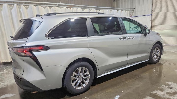 Toyota SIENNA Xle 8-passenger 2025
