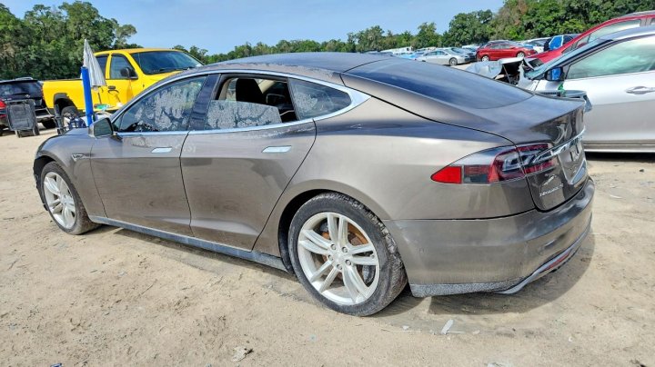 Tesla MODEL S 2015