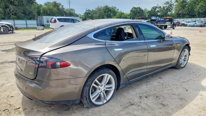 Tesla MODEL S 2015