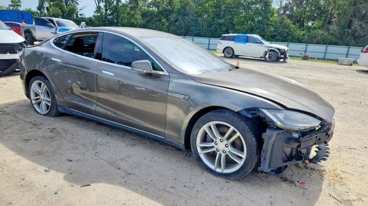 Tesla MODEL S 2015