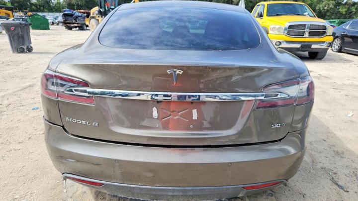 Tesla MODEL S 2015