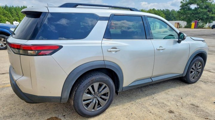 Nissan Pathfinder Sv 2024